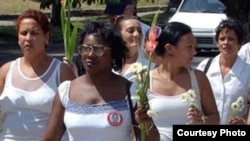 Arrestan a Damas de Blanco en La Habana, reportaje de Ada Balda