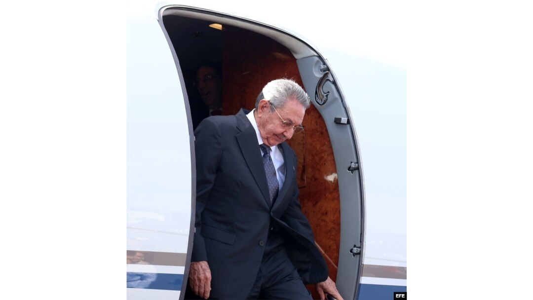 Fotografía cedida por la Presidencia de Costa Rica que muestra a Raúl Castro a su llegada al aeropuerto internacional Juan Santamaría martes 27 de enero de 2015, en San José.