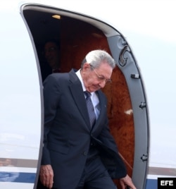 Fotografía cedida por la Presidencia de Costa Rica que muestra a Raúl Castro a su llegada al aeropuerto internacional Juan Santamaría martes 27 de enero de 2015, en San José.