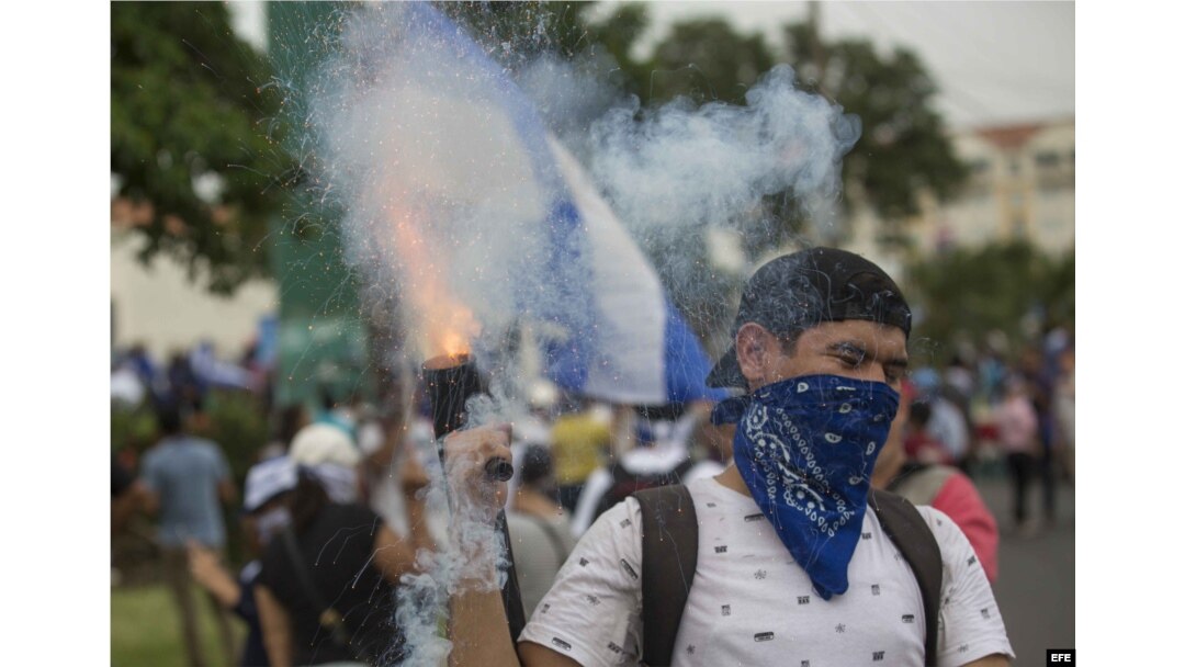 Joven lanza mortero durante multitudinaria marcha en apoyo a los estudiantes nicaragüenses.