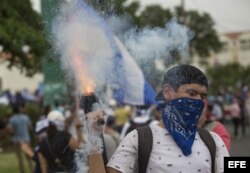 Joven lanza mortero durante multitudinaria marcha en apoyo a los estudiantes nicaragüenses.