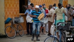 Cubanos hacen colas fuera de las tiendas para comprar pan
