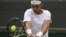 El tenista español Rafael Nadal devuelve la bola al belga Steve Darcis.