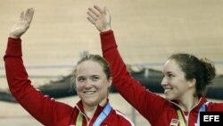 Las ciclistas de Canadá Kate O'Brien (i) y Monique Sulivan posan con la medalla de oro durante la final de velocidad por equipos. 
