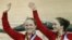 Las ciclistas de Canadá Kate O'Brien (i) y Monique Sulivan posan con la medalla de oro durante la final de velocidad por equipos. 