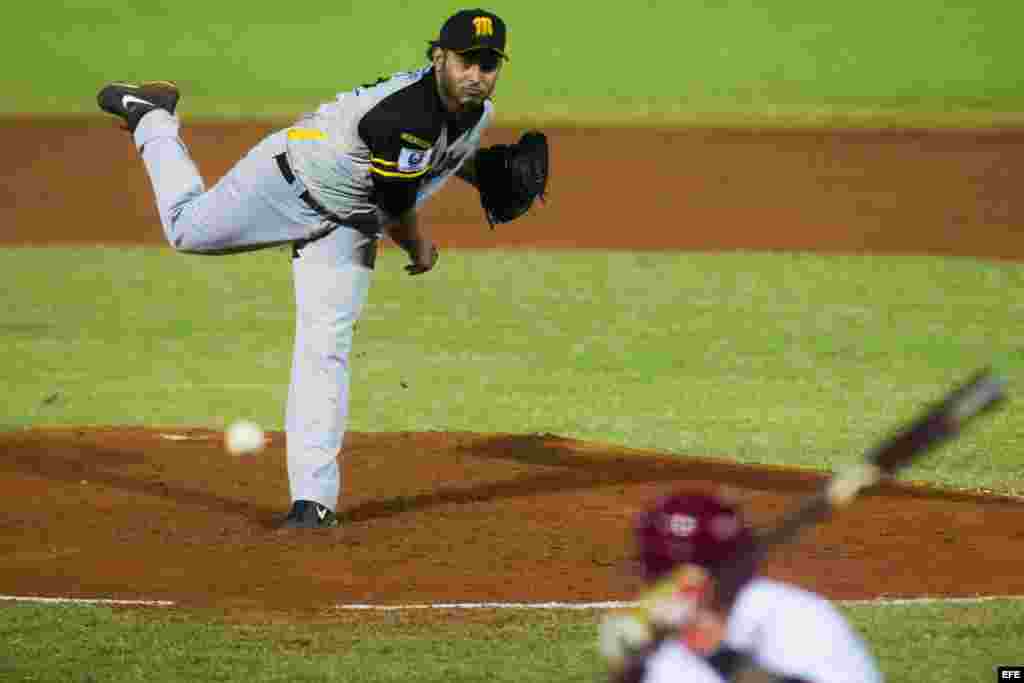 Carlos Monasterios de los Navegantes del Magallanes de Venezuela lanza una pelota.