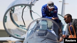 Un visitante inspecciona un avión de entrenamiento de combate ruso YAK-130M. REUTERS/Amr Abdallah Dalsh