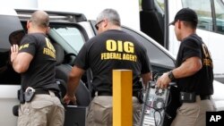 Agentes federales de la Oficina del Inspector General cargan computadoras confiscadas en Miami en una operación contra el fraude. (Foto AP/Alan Díaz, Archivo)