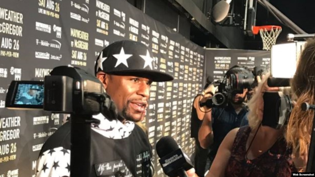 Mayweather responde preguntas de los periodistas.