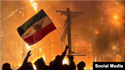 Una protesta en Narmak, Teherán, el 8 de enero de 2026. La histórica bandera del León y el Sol se puede ver en manos de uno de los manifestantes.