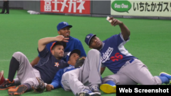 Yasiel Puig se toma una foto con algunos de sus compañeros de equipo en Japón.