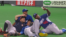 Yasiel Puig se toma una foto con algunos de sus compañeros de equipo en Japón.