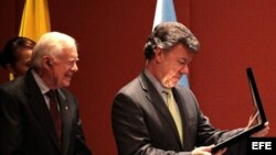 El presidente de Colombia Juan Manuel Santos (d) y el expresidente de EEUU Jimmy Carter (i)..