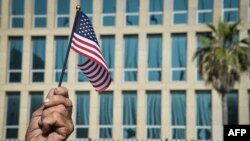 Una bandera de EEUU frente al edificio de la embajada de EEUU en La Habana/ 