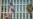 Un cubano sostiene una bandera de EEUU frente al edificio de la embajada de EEUU en La Habana. (Adalberto roque/AFP/Archivo)