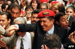 Hugo Chávez en el Consejo Electoral para registrar el "Movimiento V República" en el inicio de su campaña por las presidenciales de 1998.