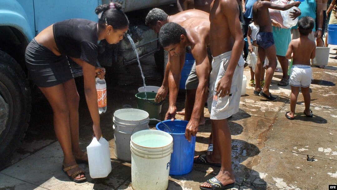 Cubanos se abastecen de agua en pipas.