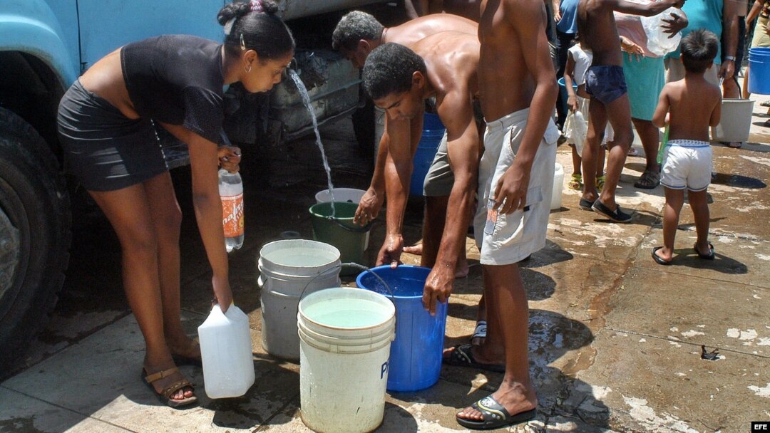 Cubanos se abastecen de agua en pipas.