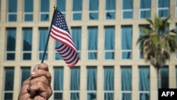 Una bandera de EEUU frente al edificio de la embajada de EEUU en La Habana en 2015.