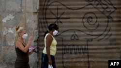 Mujeres caminando por la Habana con tapabocas debido al coronavirus