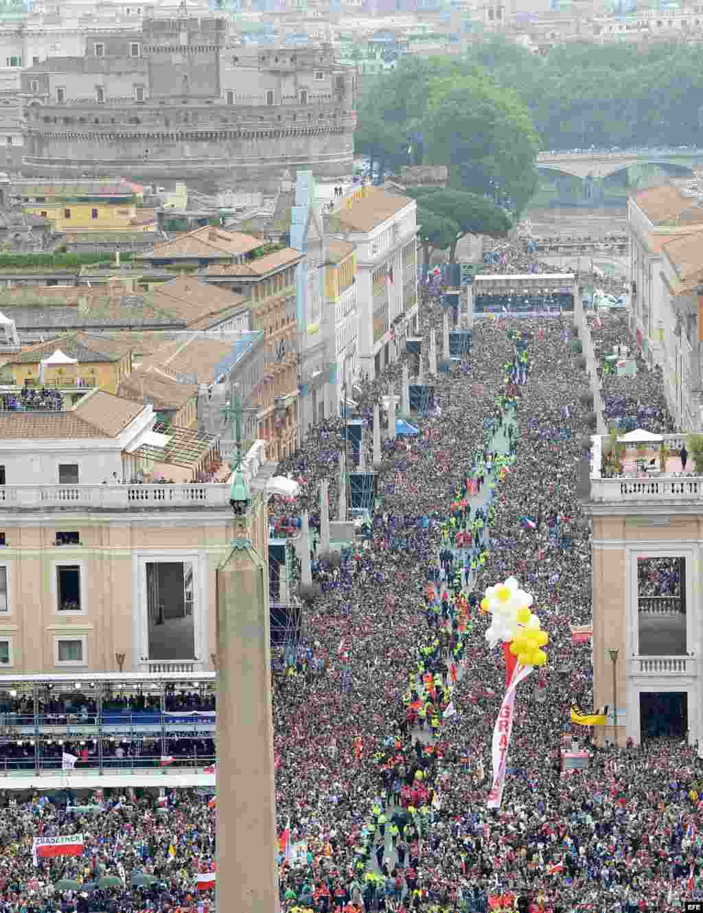 Banderas y paraguas de todo el mundo, sumadas a las flores multicolores de la Plaza de San Pedro contrastan con el cielo gris en este histórico día de fiesta, no sólo para la Ciudad Eterna, sino para la catolicidad del mundo. 