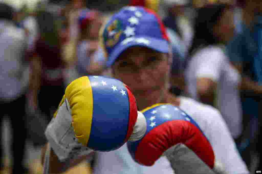 Un grupo de personas participan en una manifestación contra el Gobierno venezolano hoy, lunes 24 de abril de 2017, en Caracas (Venezuela). Centenares de venezolanos en varias ciudades del país comenzaron a concentrarse para la protesta convocada por la op
