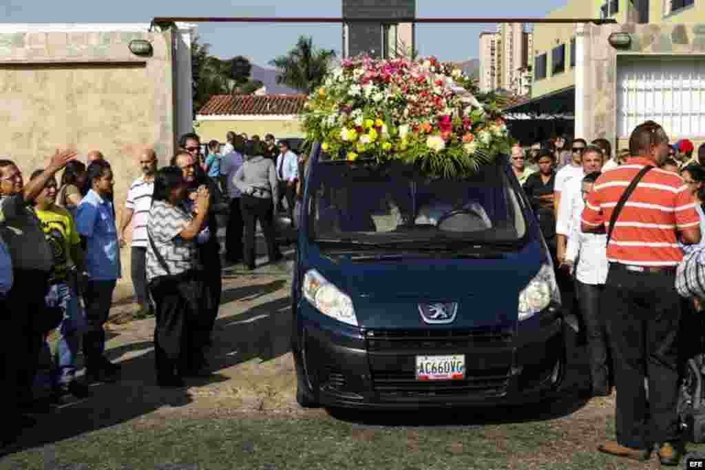 Momentos del traslado del féretro de Génesis Carmona desde la funeraria hacia el cementerio Jardines del Recuerdo, en Valencia, Carabobo. La reina de belleza murió el miércoles por un impacto de bala recibido el martes durante una protesta contra el Gobierno.