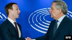 El fundador de Facebook, Mark Zuckerberg, saluda al presidente del Parlamento Europeo, Antonio Tajani.