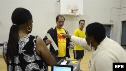 Unas personas esperan su turno para votar en un colegio electoral en California.