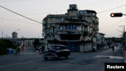 Un automóvil clásico circula por una calle en La Habana, Cuba, el 15 de julio de 2026. REUTERS/Norlys Perez
