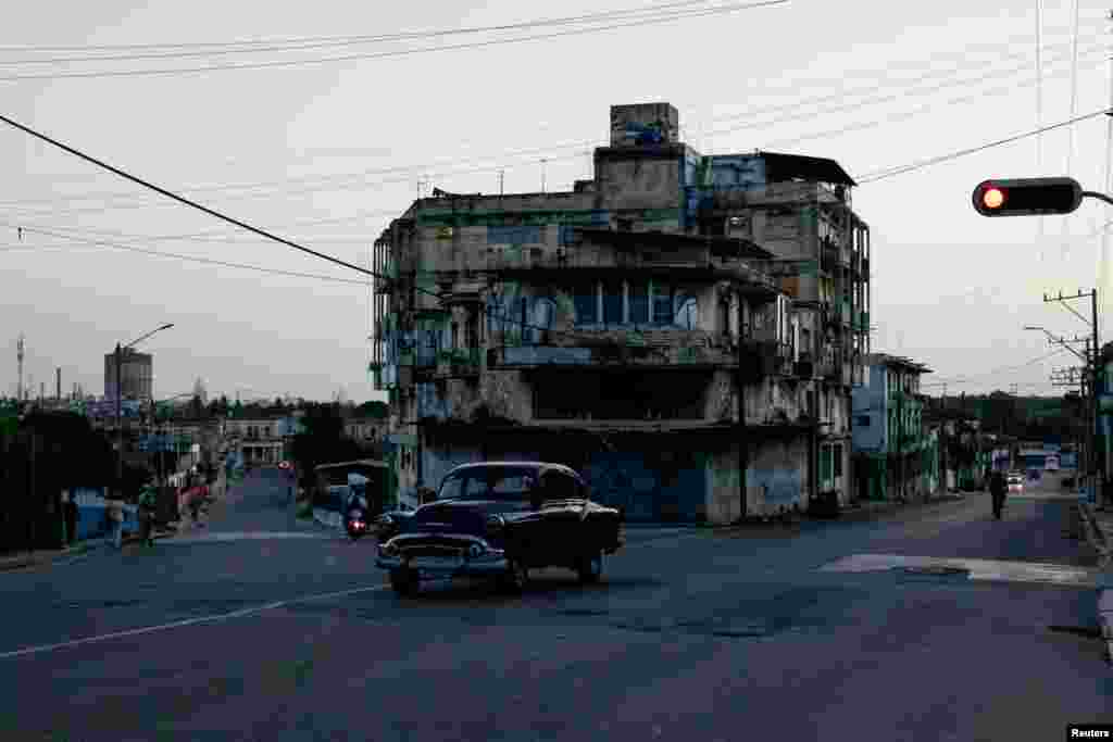 Un automóvil clásico circula por una calle antes de que se restableciera la red eléctrica nacional de Cuba tras su colapso —el tercer apagón importante en nueve días—, en La Habana, Cuba, el 15 de julio de 2026. REUTERS/Norlys Perez