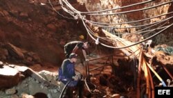 Miembros del equipo de rescate se internan en la cueva donde aún permanecen cuatro niños atrapados junto a su entrenador de fútbol. 