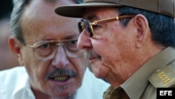 En esta foto de archivo, Raúl Castro (d), conversa con el comandante Faure Chomón. 