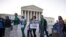 Manifestantes frente a la sede del Tribunal Supremo de los EE.UU
