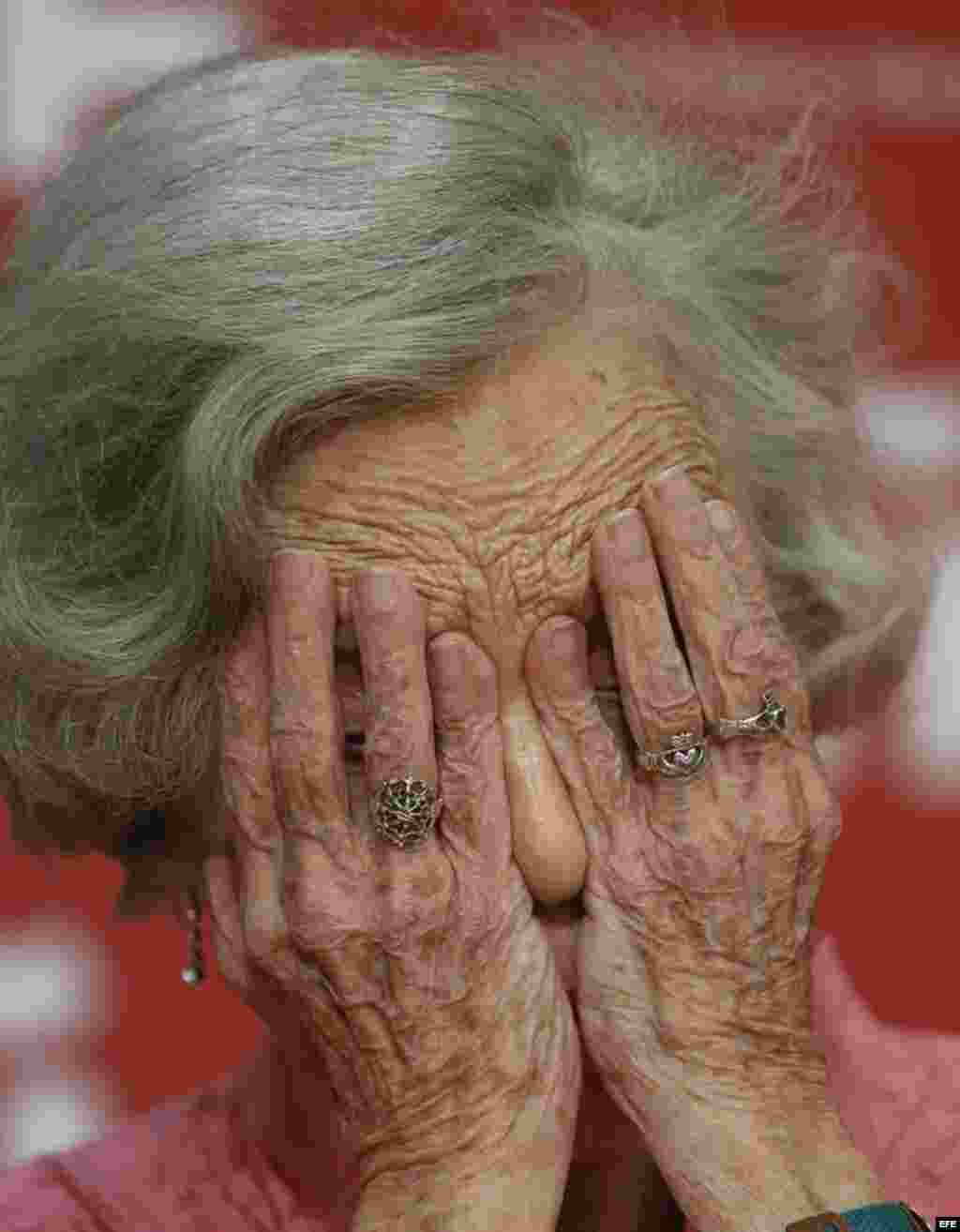  La escritora mexicana Elena Poniatowska, Premio Cervantes 2013, emocionada durante el acto en el que ha donado un legado a la Caja de las Letras del Instituto Cervantes.