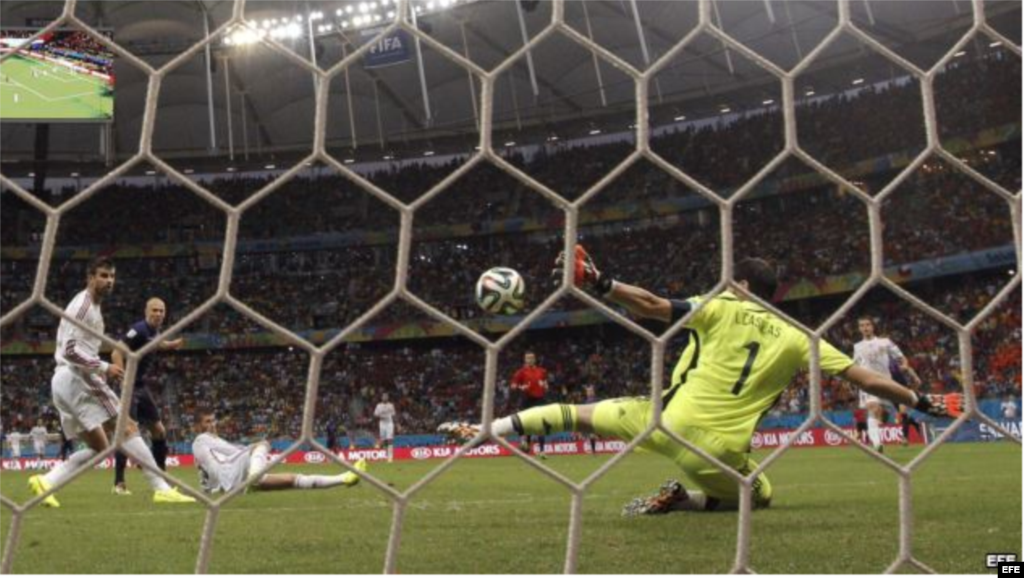 Adiós al campeón... España arrancó el torneo con un revés 5-1 frente a los holandeses y ya estaba fuera de contienda tras perder 2-0 ante Chile en la segunda fecha.&nbsp;&nbsp;&quot;Hemos estado en lo más alto y ahora en lo más bajo, y recibimos un mazazo que no lo esperábamos&quot;, resumió el volante Andrés Iniesta.&nbsp; &nbsp;