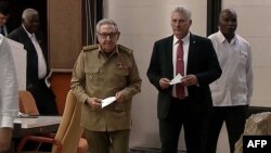 Captura de imagen de la TV estatal cubana del jefe del Partido Comunista Raúl Castro junto al presidente designado Miguel Díaz-Canel.