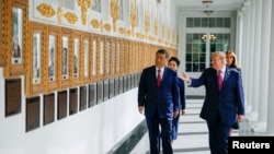 Donald Trump, la primera dama Melania Trump, el presidente chino Xi Jinping y su esposa Peng Liyuan caminan por la la Casa Blanca el 24 de septiembre de 2026.