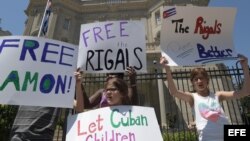 Un grupo de personas se manifiesta frente a la Embajada de Cuba en Washington para reivindicar la libertad educativa en la isla. 