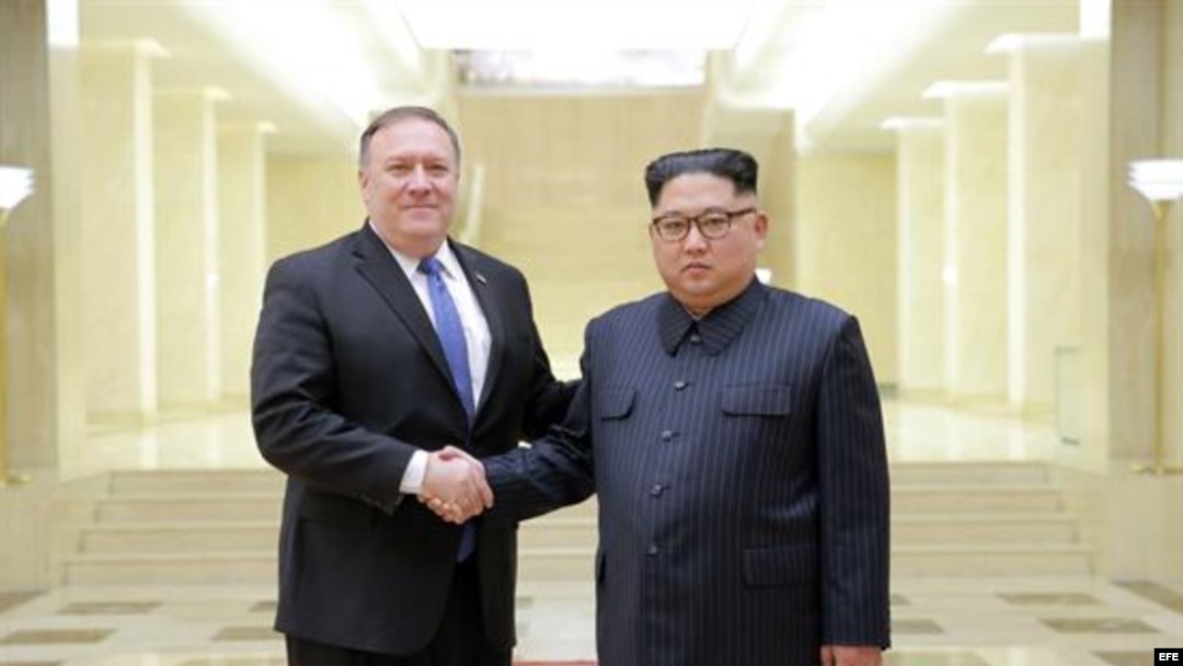 El secretario de Estado estadounidense Mike Pompeo y el dictador norcoreano Kin Jhon Un