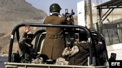 Milicianos del movimiento chií de los hutíes patrullan las calles cerca del palacio presidencial de Saná, en Yemen (20 de enero, 2015).