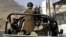 Milicianos del movimiento chií de los Huthis  patrullan las calles cerca del palacio presidencial de Saná, en Yemen. 