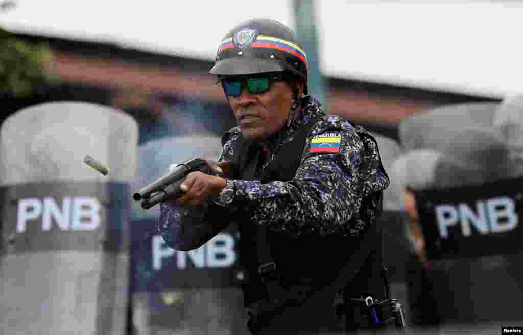 Un policía dispara contra los manifestantes en la protesta del 23 de enero contra el segundo mandato de Nicolás Maduro.