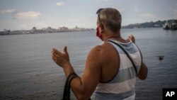Un hombre reza por protección frente a la Bahía de La Habana. (AP/Ramon Espinosa)