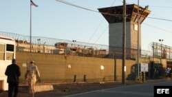 Vista de la entrada al campamento VI de la Base Naval de Guantánamo, 2012. 