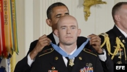 Barack Obama condecora al sargento de las Fuerzas Armadas de Estados Unidos Ty M. Carter con una medalla de honor por valentía sobresaliente.