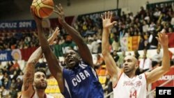 William Granda (c) de Cuba, trata de encestar durante un partido por la medalla de bronce en los XXII Juegos Centroamericanos y del Caribe Veracruz 2014.