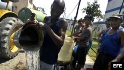 El cólera se transmite por aguas o alimentos contaminados.