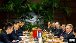 Raúl Castro y Xi Jinping (d-2i), durante una reunión en el Palacio de la Revolución de La Habana. Archivo. 