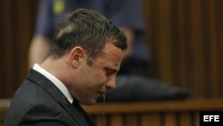 El atleta paralímpico Oscar Pistorius llora sentado en el banquillo del Tribunal Superior de Pretoria hoy, jueves 11 de septiembre de 2014.